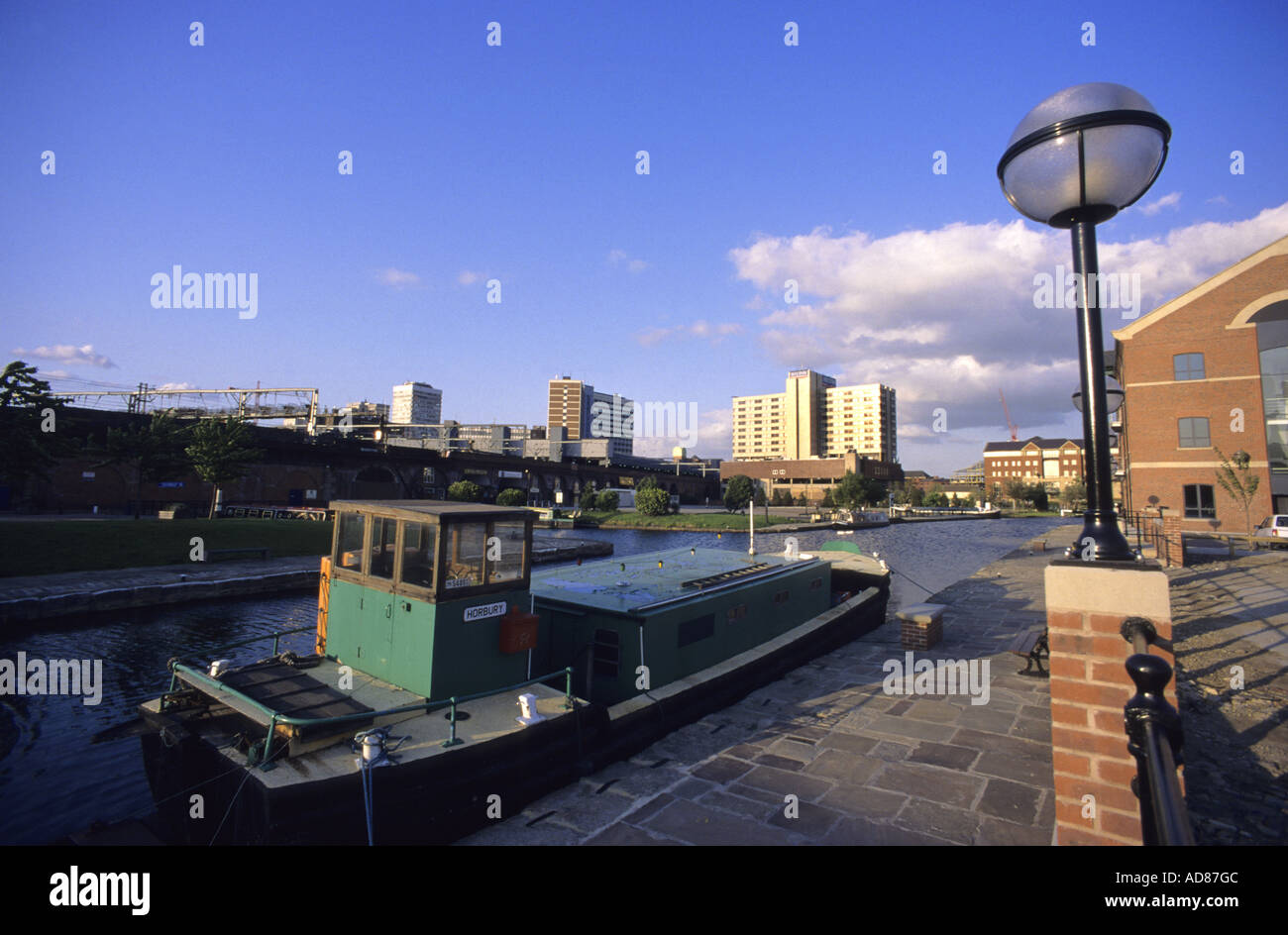 Chiatta ormeggiata nel granaio bacino wharfe nella città di Leeds Yorkshire Regno Unito Foto Stock