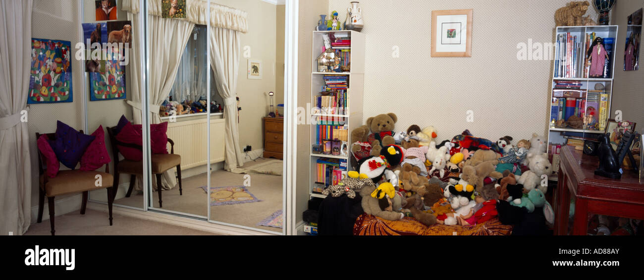 Camera bambino giocattoli e armadio con specchi Foto Stock