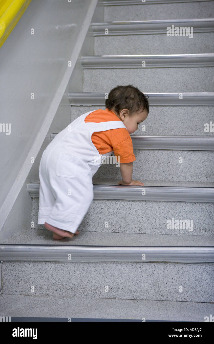 Il Toddler salire le scale Foto Stock