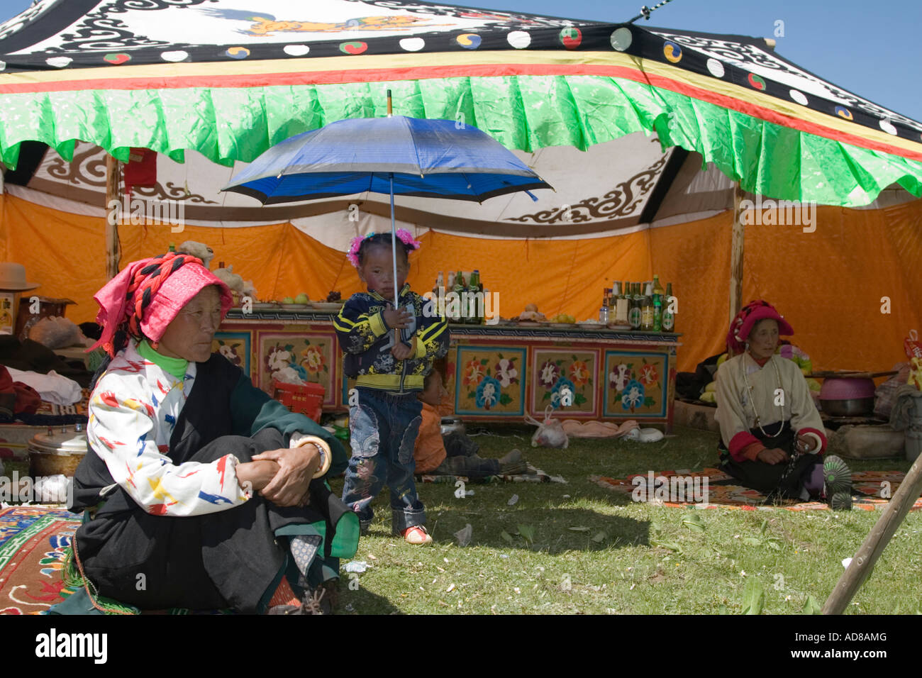 Una tenda con cibi confezionati per le corse di cavalli in festival Tagong, Sichuan, in Cina Foto Stock