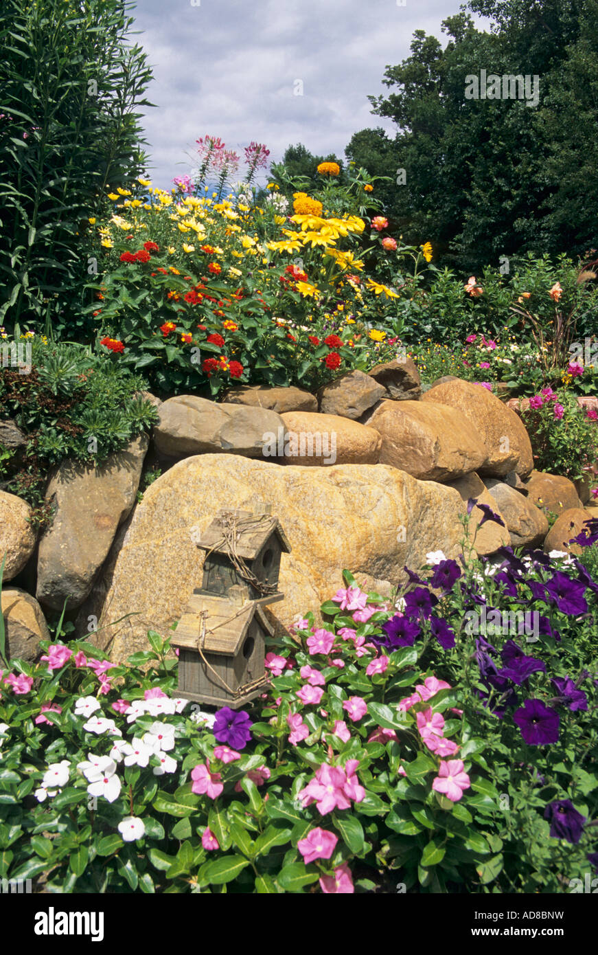 Giardino sfoggiato in Minnesota include annuari e piante perenni. Metà dell'estate. Foto Stock