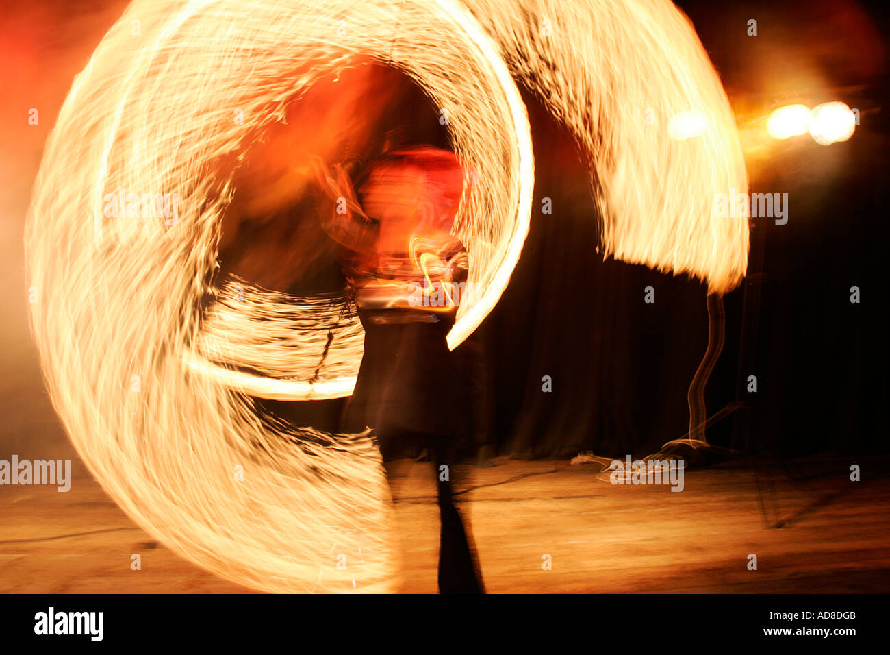Pericolo di confusione ballerina ballerina attrice performance sul palco sfida fuoco moderno astratto assurdo equilibrio artistico Foto Stock