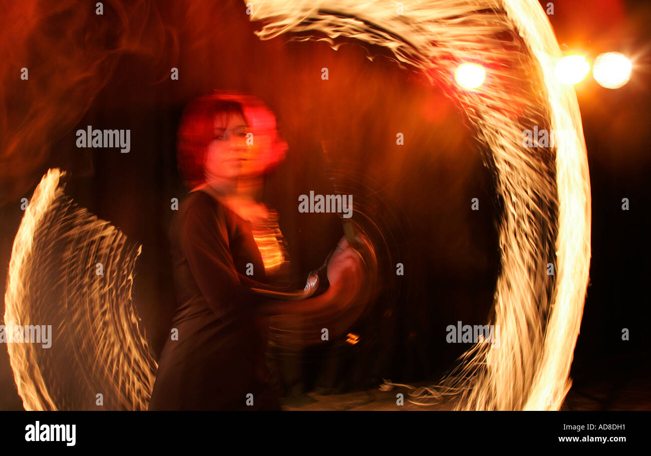 Pericolo di confusione ballerina ballerina attrice performance sul palco sfida fuoco moderno astratto assurdo equilibrio artistico Foto Stock