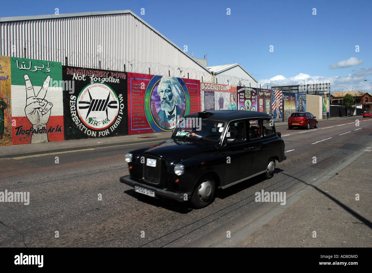 Il repubblicano murales lungo Falls Road Foto Stock