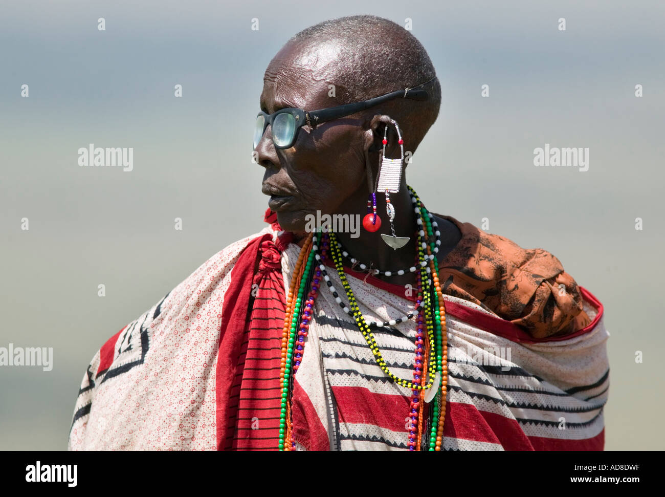 Un anziano Masai donna che indossa occhiali moderni in Kenya Africa orientale Foto Stock