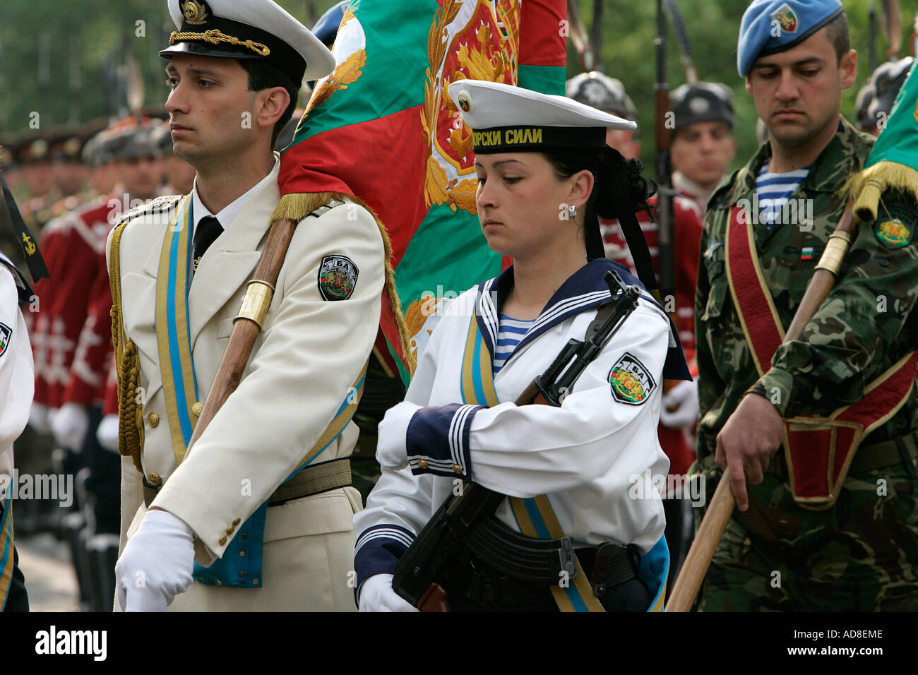 Guardie marzo nel passaggio alla parata militare ufficiale di colonna cadetti marching simbolismo simbolo simbolico bracci uniforme fucile pistola cap Foto Stock