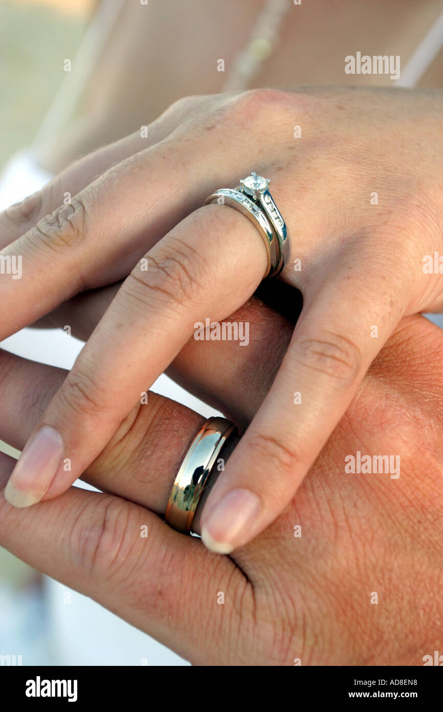 La sposa e lo sposo visualizzare i loro anelli di nozze Foto Stock