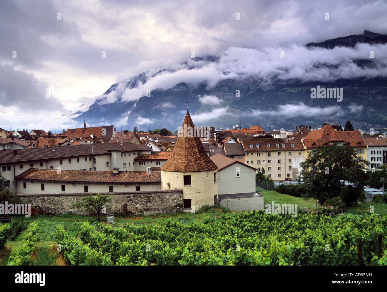 La mattina presto vista sopra la città vecchia di Coira, Svizzera, con