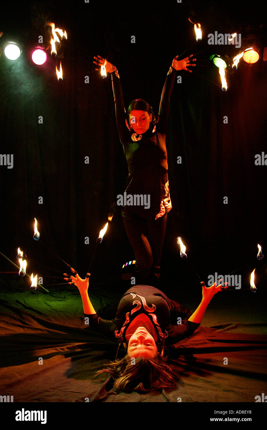 Pericolo di confusione ballerina ballerina attrice performance sul palco sfida fuoco moderno astratto assurdo equilibrio artistico Foto Stock