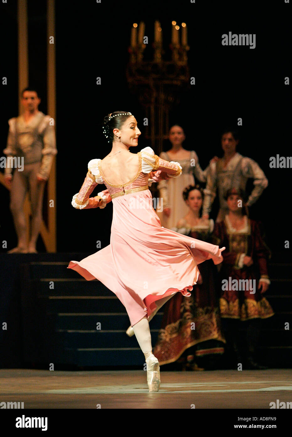 Romeo e Giulietta ballerina ballerina attrice performance sul palco  National Ballet del Teatro dell opera di cultura arte equilibrio danza tutu  Foto stock - Alamy