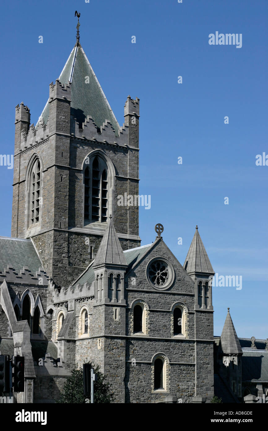 La cattedrale di Christchurch verticale di una grande pietra grigia della chiesa anglicana con Norman heritage Dublino Irlanda Foto Stock