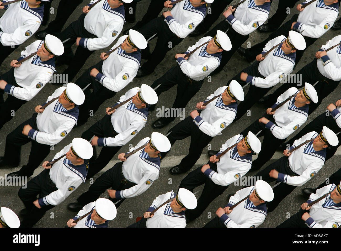 Guardie marzo nel passaggio alla parata militare ufficiale di colonna cadetti marching simbolismo simbolo simbolico bracci uniforme fucile pistola cap Foto Stock