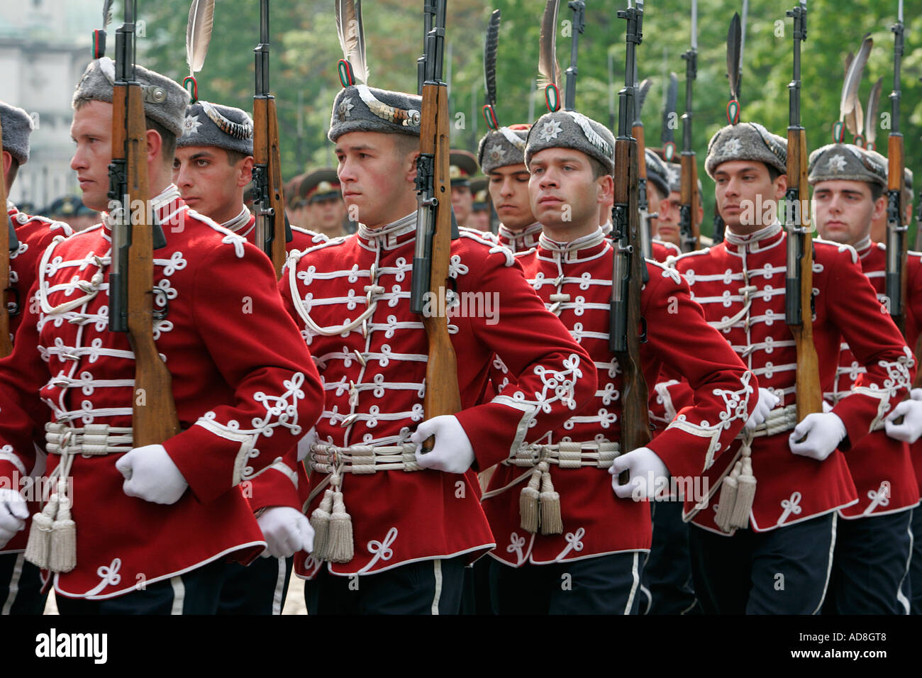 Guardie marzo nel passaggio alla parata militare ufficiale di colonna cadetti marching simbolismo simbolo simbolico bracci uniforme fucile pistola cap Foto Stock