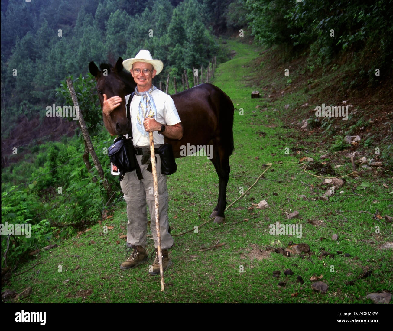 Irlandese con un pony nella Sierra Madre Montagne in Messico Oaxaca Foto Stock