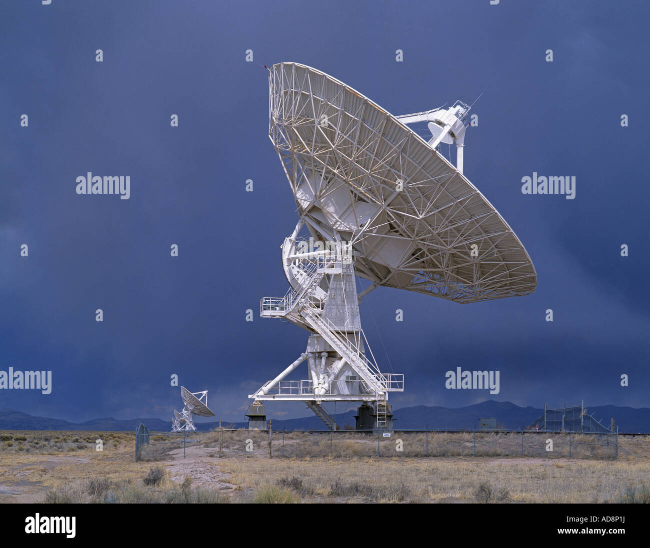 Una vista di uno del gigante 230 ton radio telescopi di VLA o molto grande schiera, Sud del New Mexico vicino a Magdalena. Foto Stock