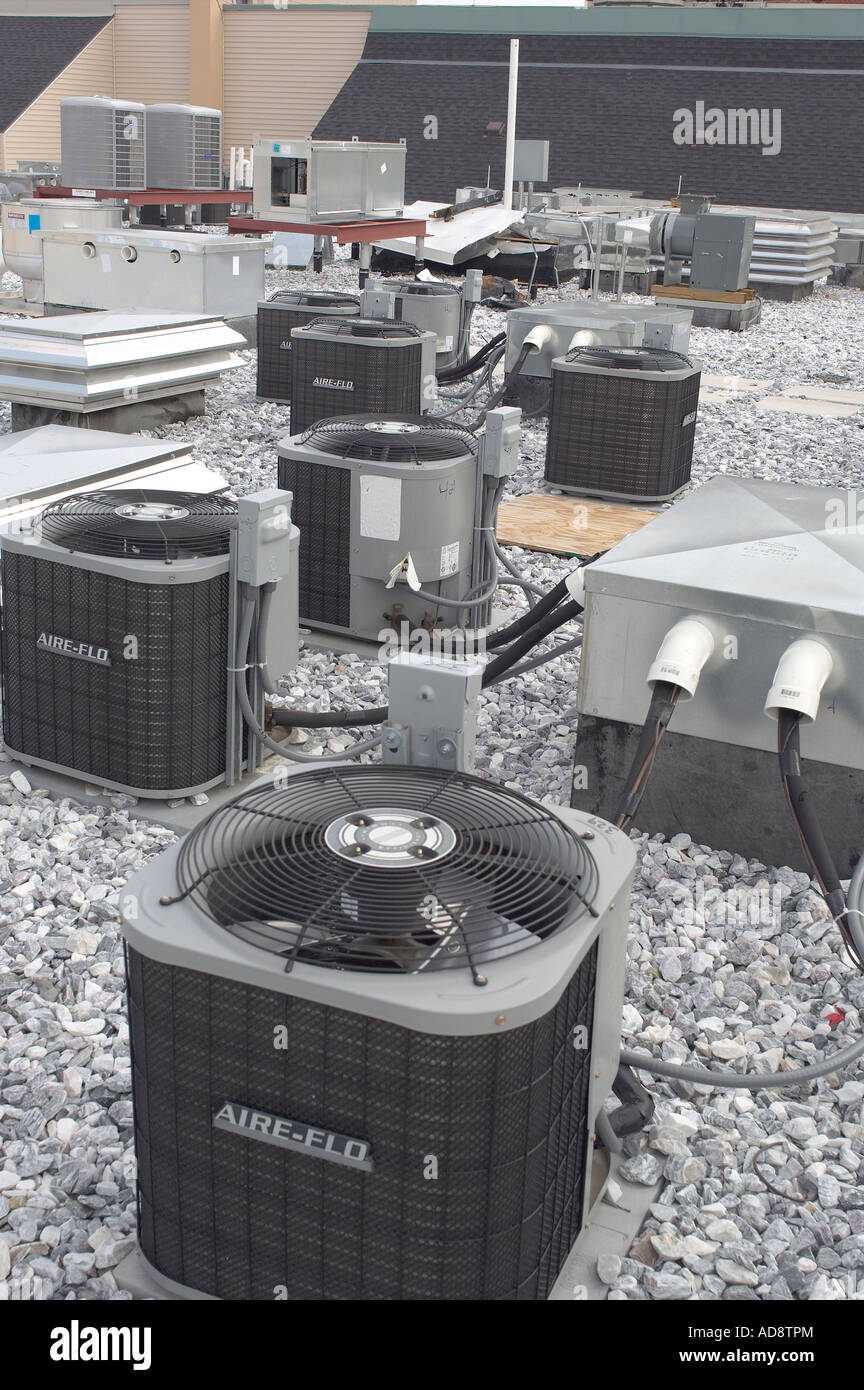 Sul tetto condizionatori di aria su edificio commerciale, Baltimore, Maryland USA Foto Stock