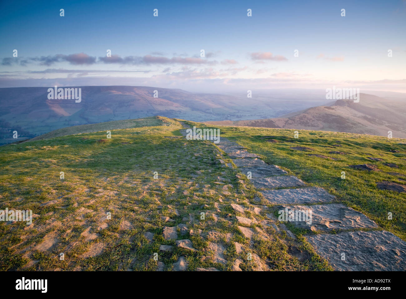 La grande cresta. Il percorso dal Mam Tor Hollins Croce, Retro Tor e perdere Hill, Derbyshire, Peak District, in Inghilterra , NEL REGNO UNITO Foto Stock