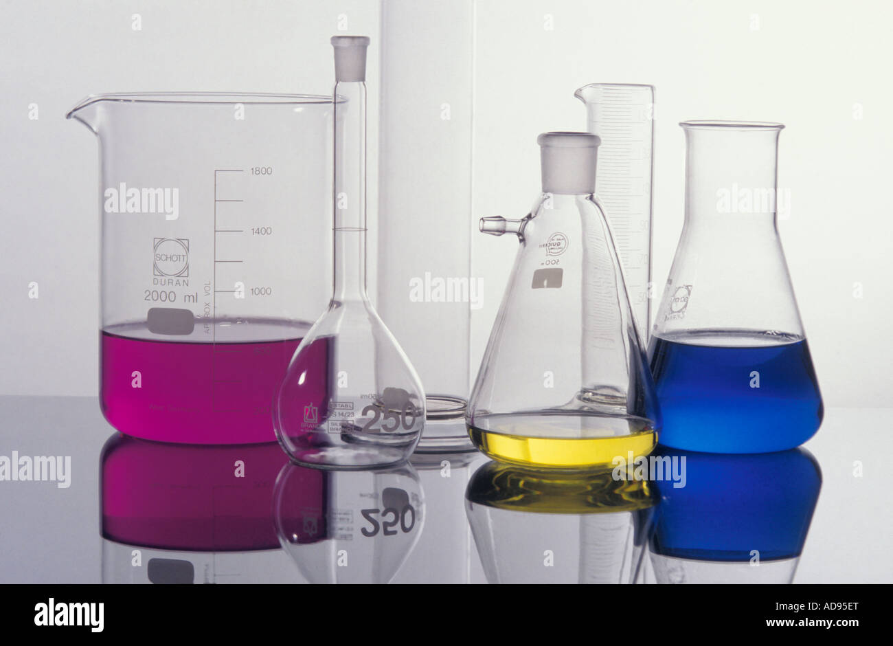 Vetreria di laboratorio liquidi colorati Foto Stock