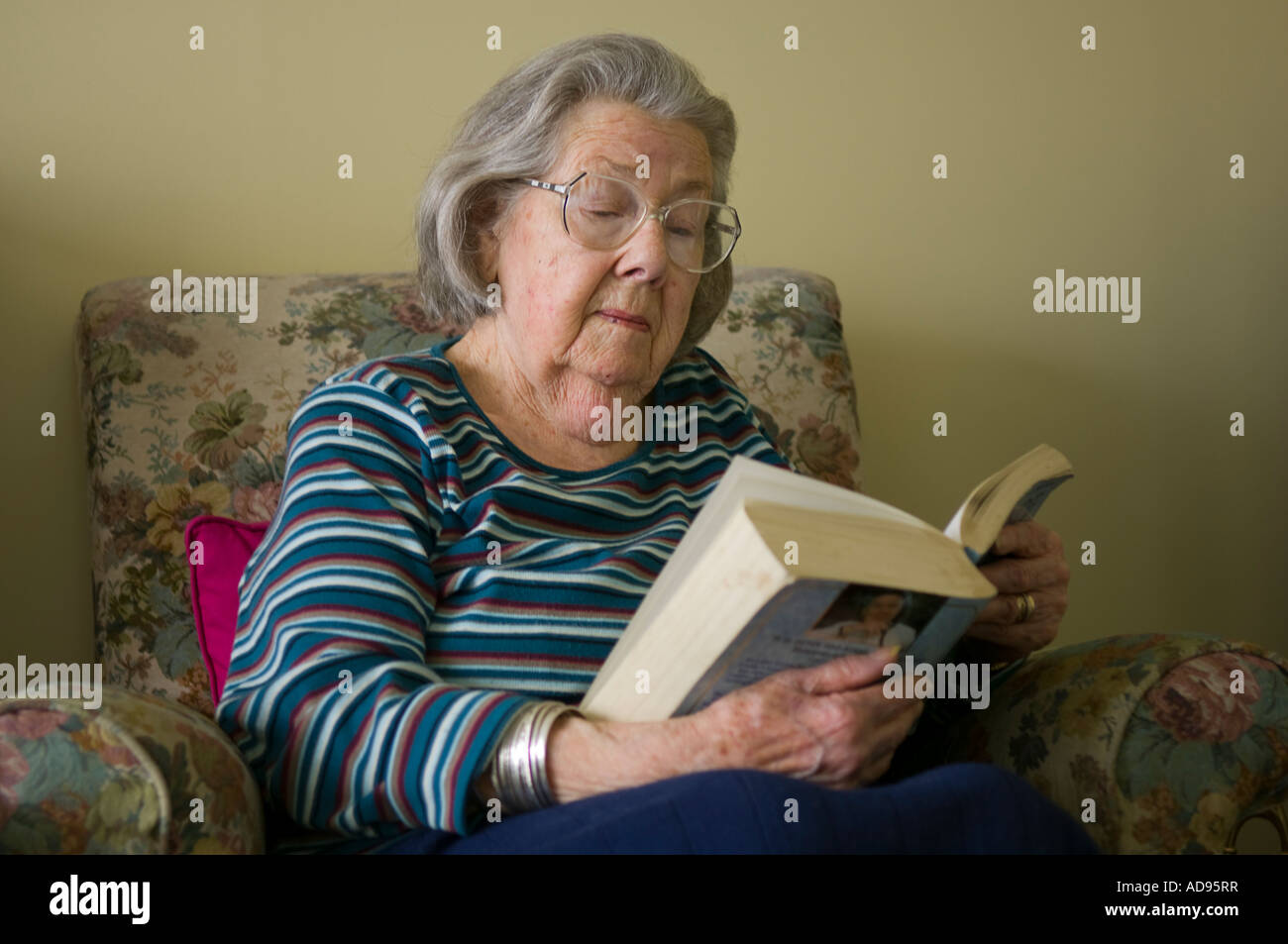 Signora anziana la lettura Foto Stock