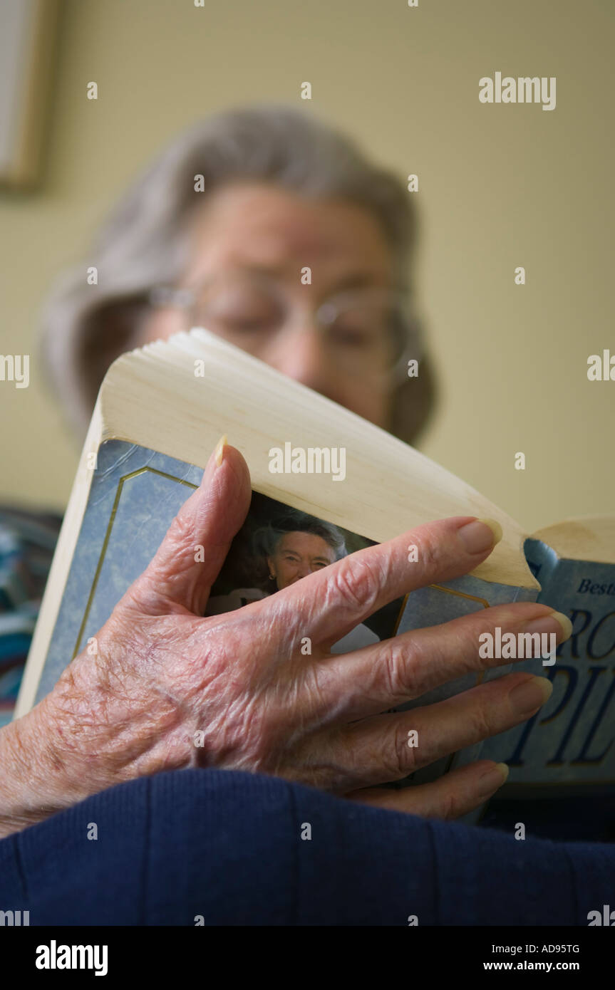Signora anziana la lettura Foto Stock