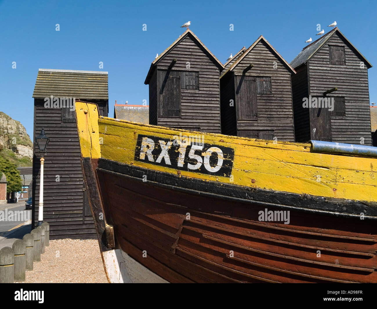 Una tradizionale barca da pesca fuori storico Fisherman's Museum e capanne di legno per lo storage di rete East Cliff Hastings Regno Unito Foto Stock