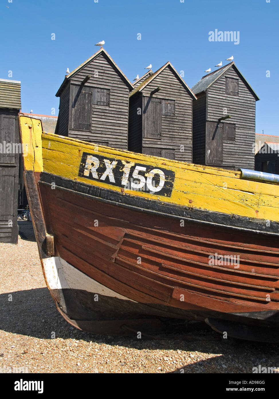 Una tradizionale barca da pesca fuori storico Fisherman's Museum e capanne di legno per lo storage di rete East Cliff Hastings Regno Unito Foto Stock