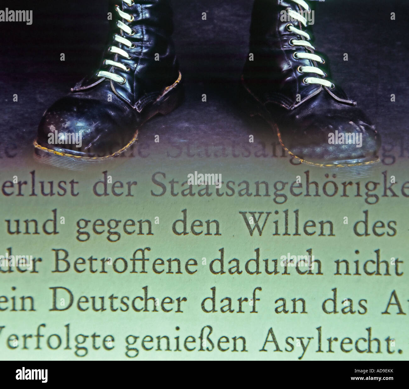 Piedi in scarpe da combattimento segno per ala destra radicalismo stampigliatura sulla legge tedesca per il diritto di asilo Foto Stock