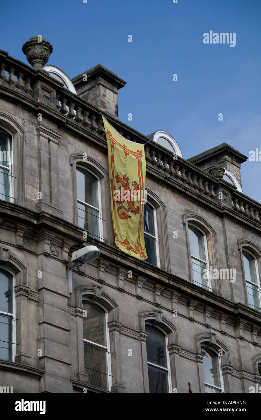 Un scozzese "leone rampante' bandiera drappeggiato da un casamento edifici a Dundee, Regno Unito Foto Stock