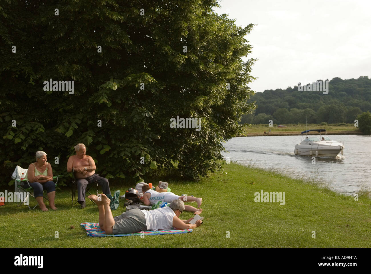 Il fiume il Tamigi a Runnymede. Vicino a Windsor Surrey. Inghilterra 2006 Foto Stock