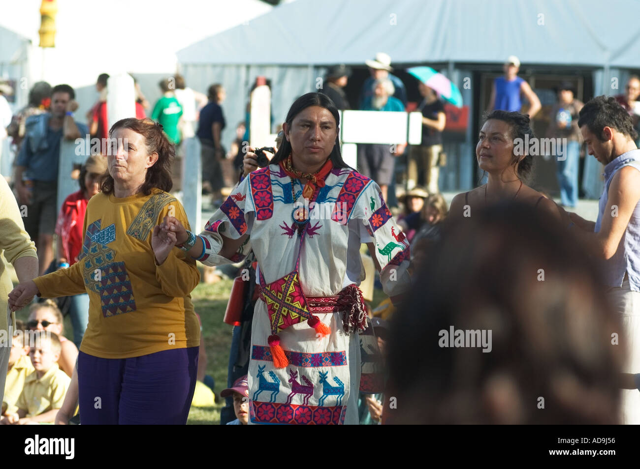 American Indian snake dance di riunire la gente in prima persone festival Queensland Australia Foto Stock