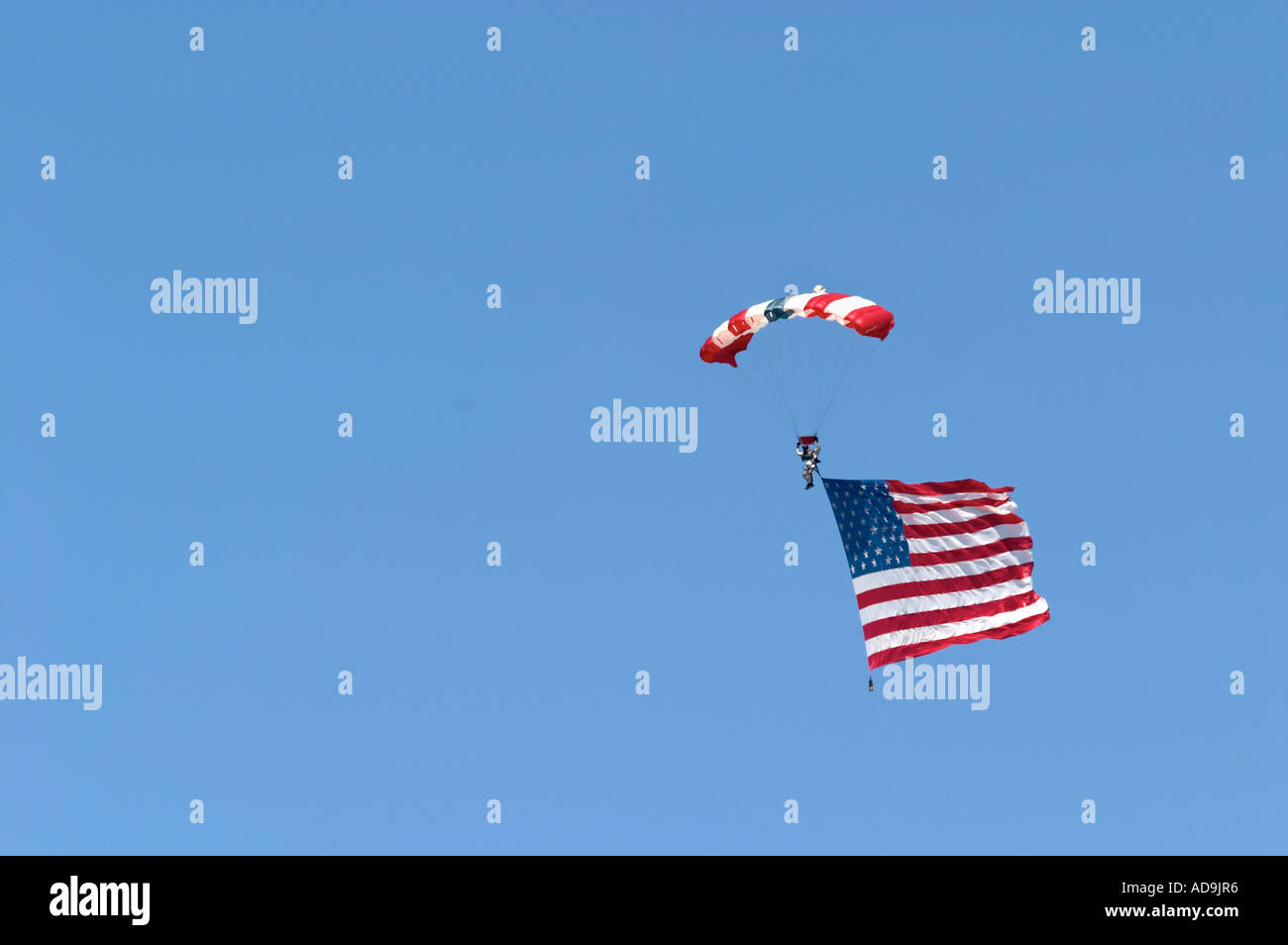 Sky Diver che porta bandiera americana con bandiera americana parachute Foto Stock