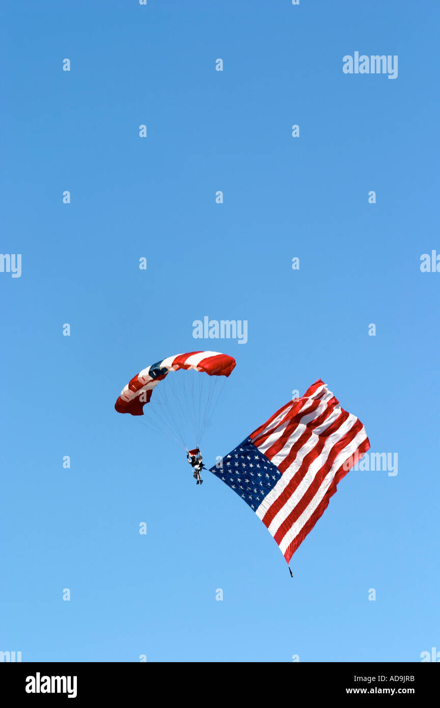 Sky Diver che porta bandiera americana con bandiera americana parachute Foto Stock