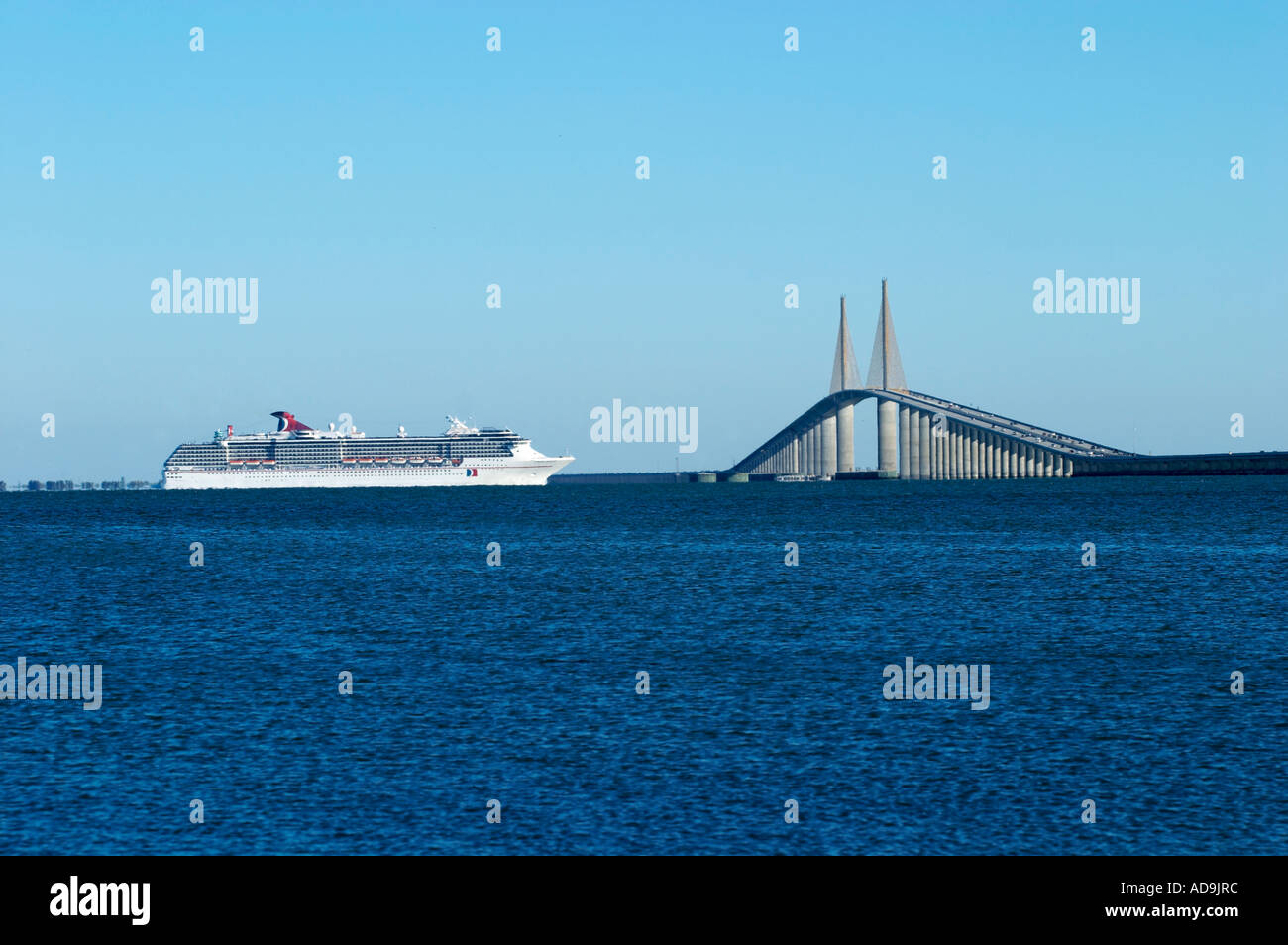 La nave di crociera passando sotto il Sunshine Skyway bridge over Tampa Bay in Florida Foto Stock