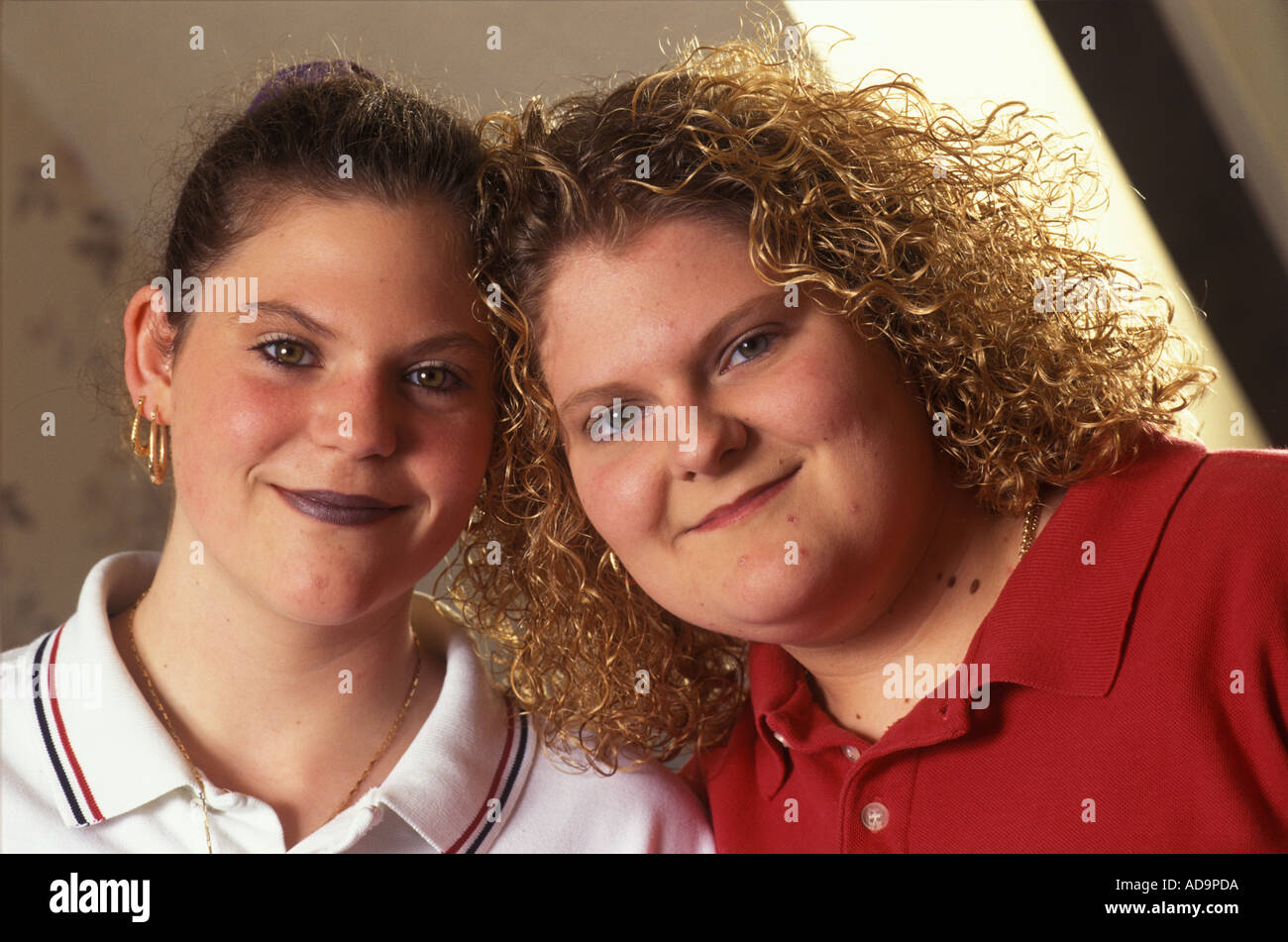 Louise Brown per il suo ventesimo compleanno (sulla destra si vede con la sorella Natalie) la prima provetta baby a casa vicino al Birmingham 1998 1990S UK HOMER SYKES Foto Stock