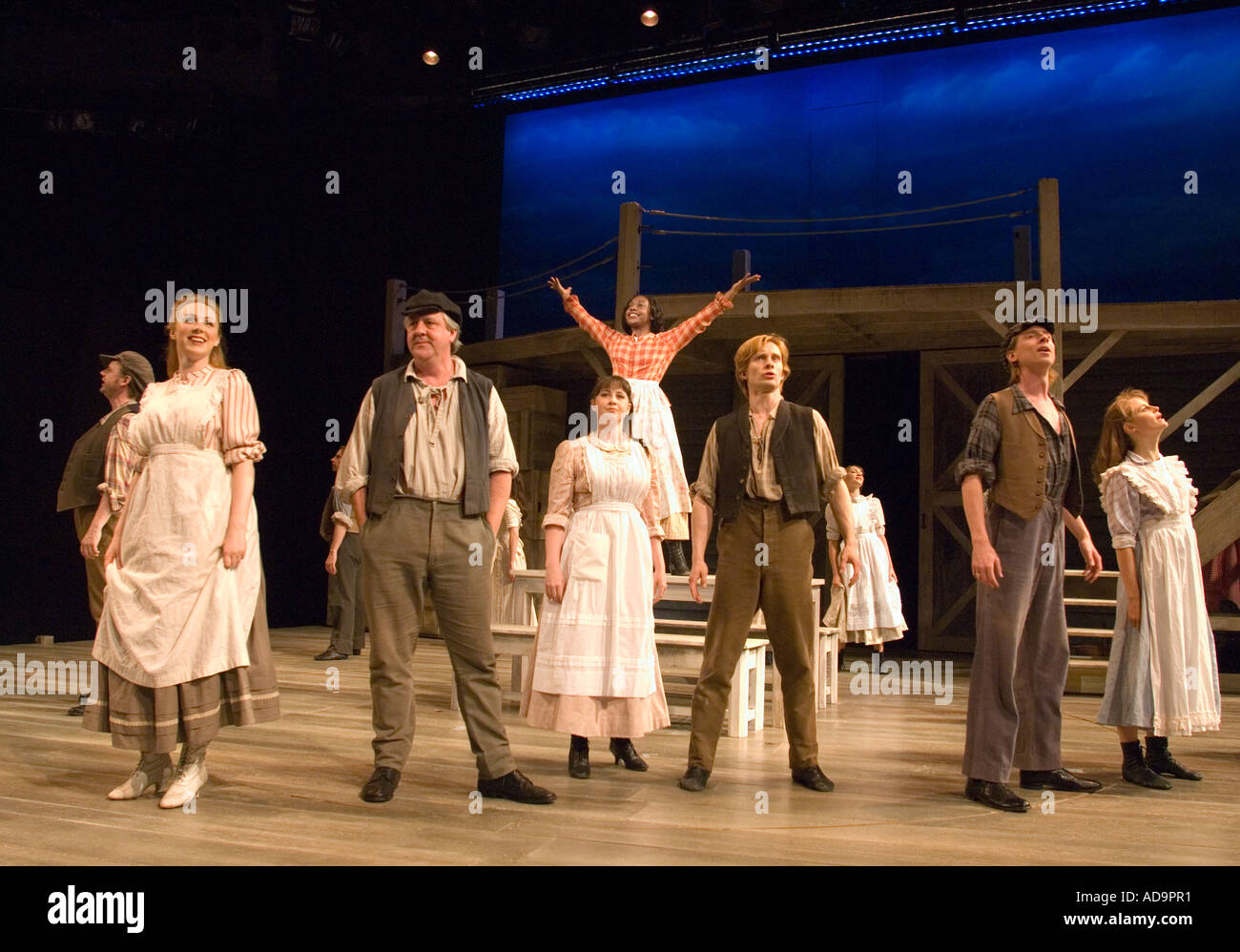 Giugno è Bustin fuori tutta la scena dalla giostra da Rogers e Hammerstein Chichester Festival Theatre, Sussex, Regno Unito. 6 Giugno 2006 Foto Stock