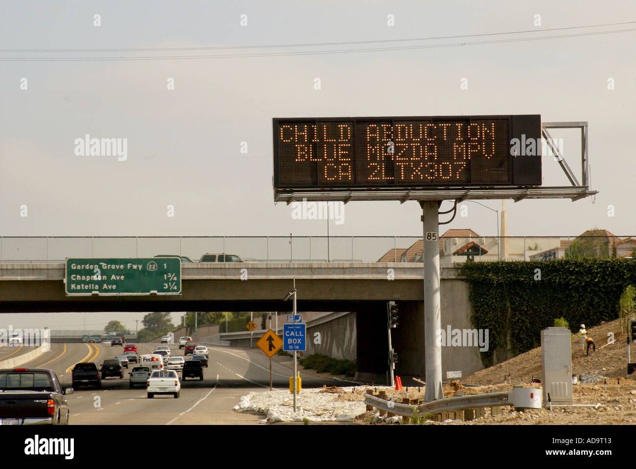 Un cartello elettronico oltre l'autostrada 405 in Irvine California annuncia un avviso di ambra relazione di un bambino rapito Foto Stock