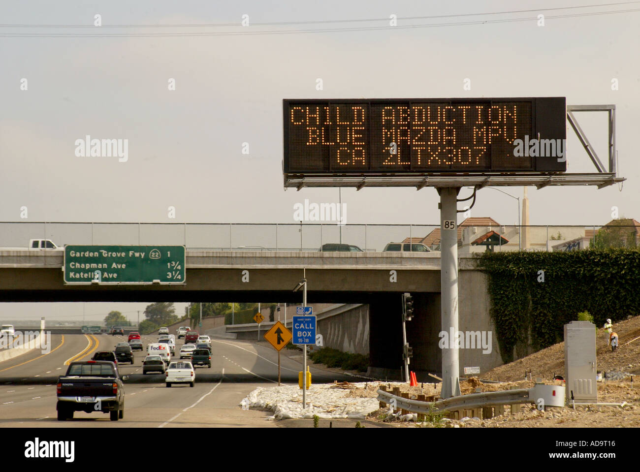 Un cartello elettronico oltre l'autostrada 405 in Irvine California annuncia un avviso di ambra relazione di un bambino rapito Foto Stock