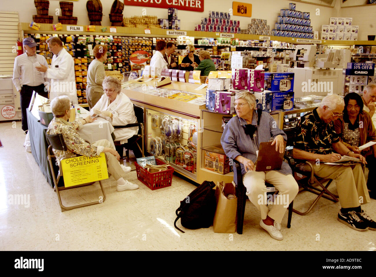 I clienti di attendere per un colesterolo libero prova a una Laguna Hills California farmacia Counseling per cambiamenti dello stile di vita per affrontare wi Foto Stock