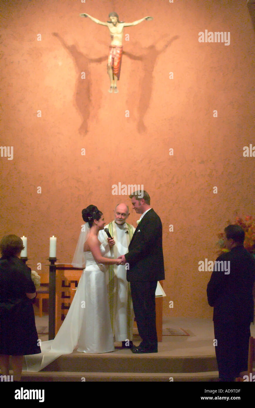La sposa recita il suo matrimonio voti formale a nozze cattoliche in Laguna Niguel California Foto Stock