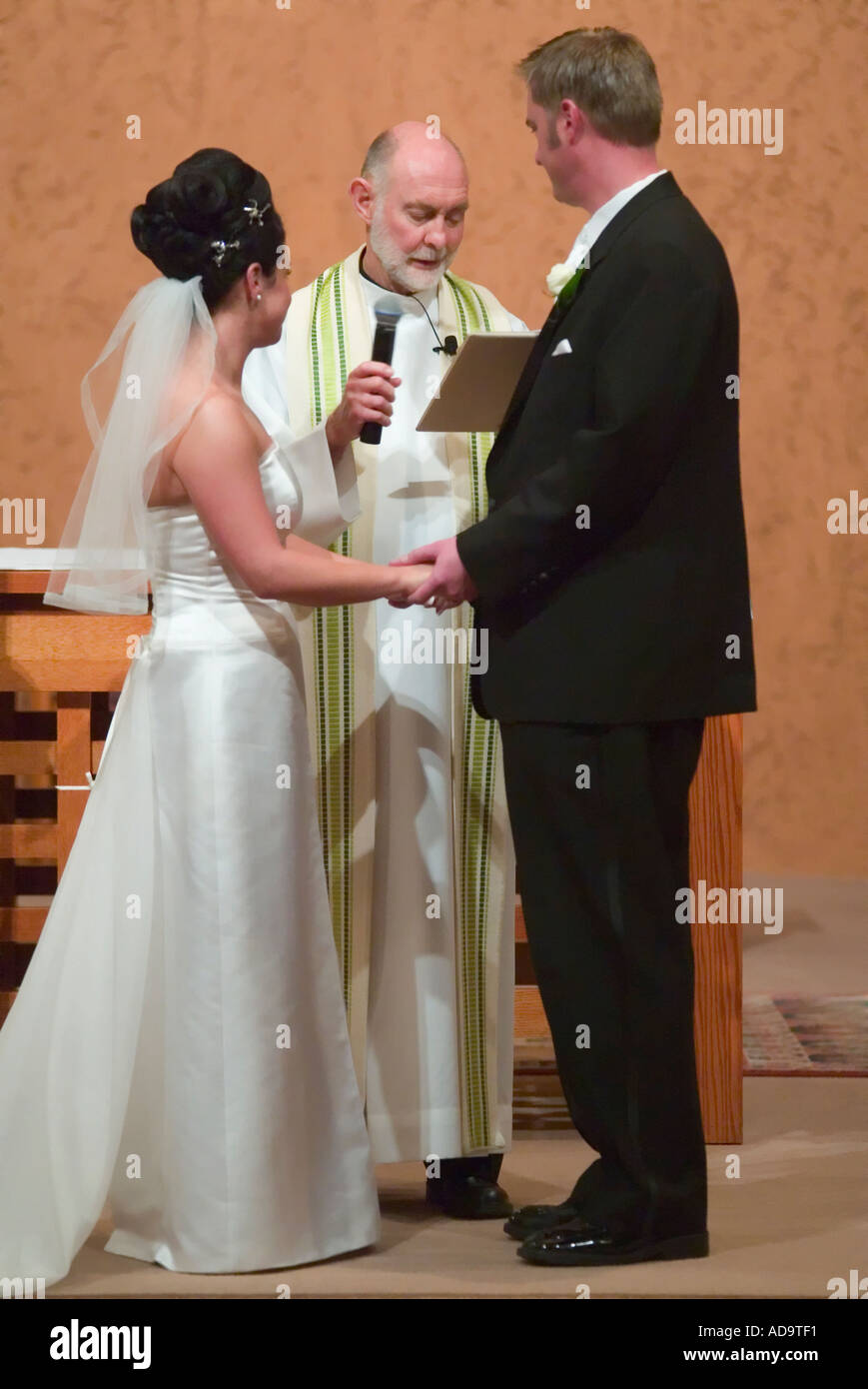 Un sacerdote legge i voti matrimoniali formale a nozze cattoliche in Irvine California Foto Stock