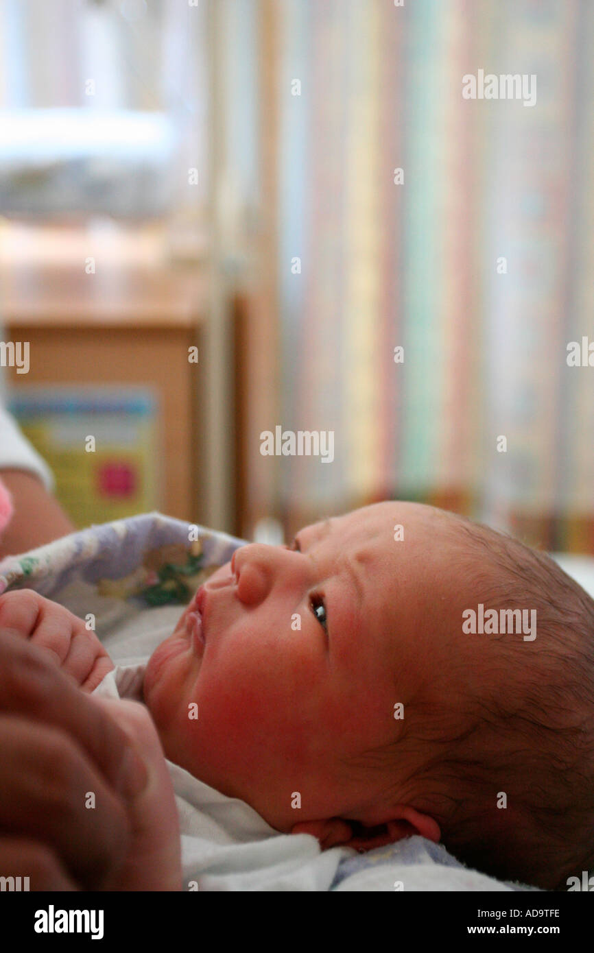 Bambina neonato 15 ore confezionata con tessuto in cerca, James Paget Hospital, Norfolk, Regno Unito Foto Stock