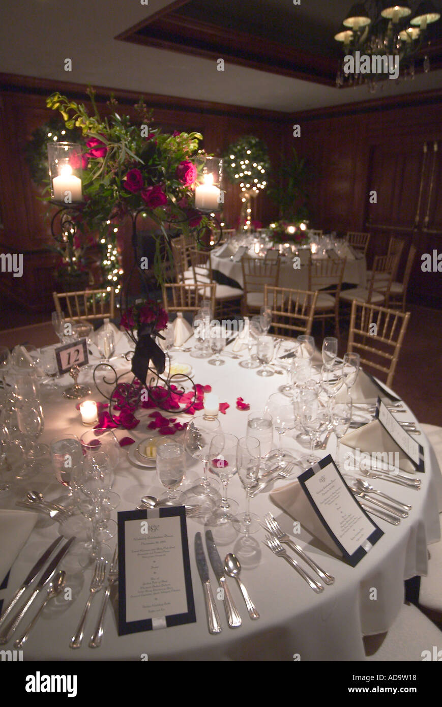 I tavoli sono allestiti per un ricevimento a seguito di una formale matrimonio cattolico a Irvine California Foto Stock