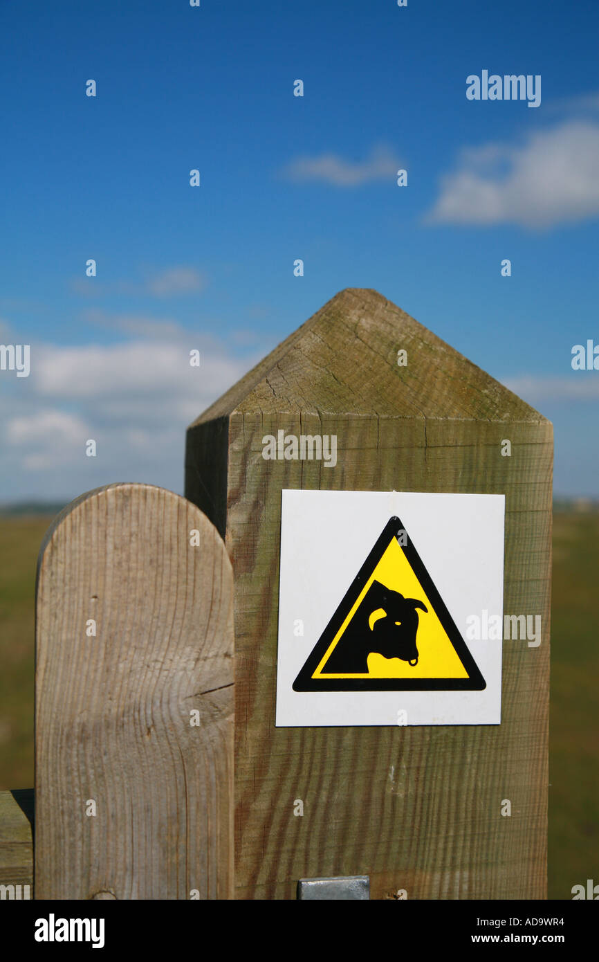 Fate attenzione al segno di Bull su un cancello Foto Stock