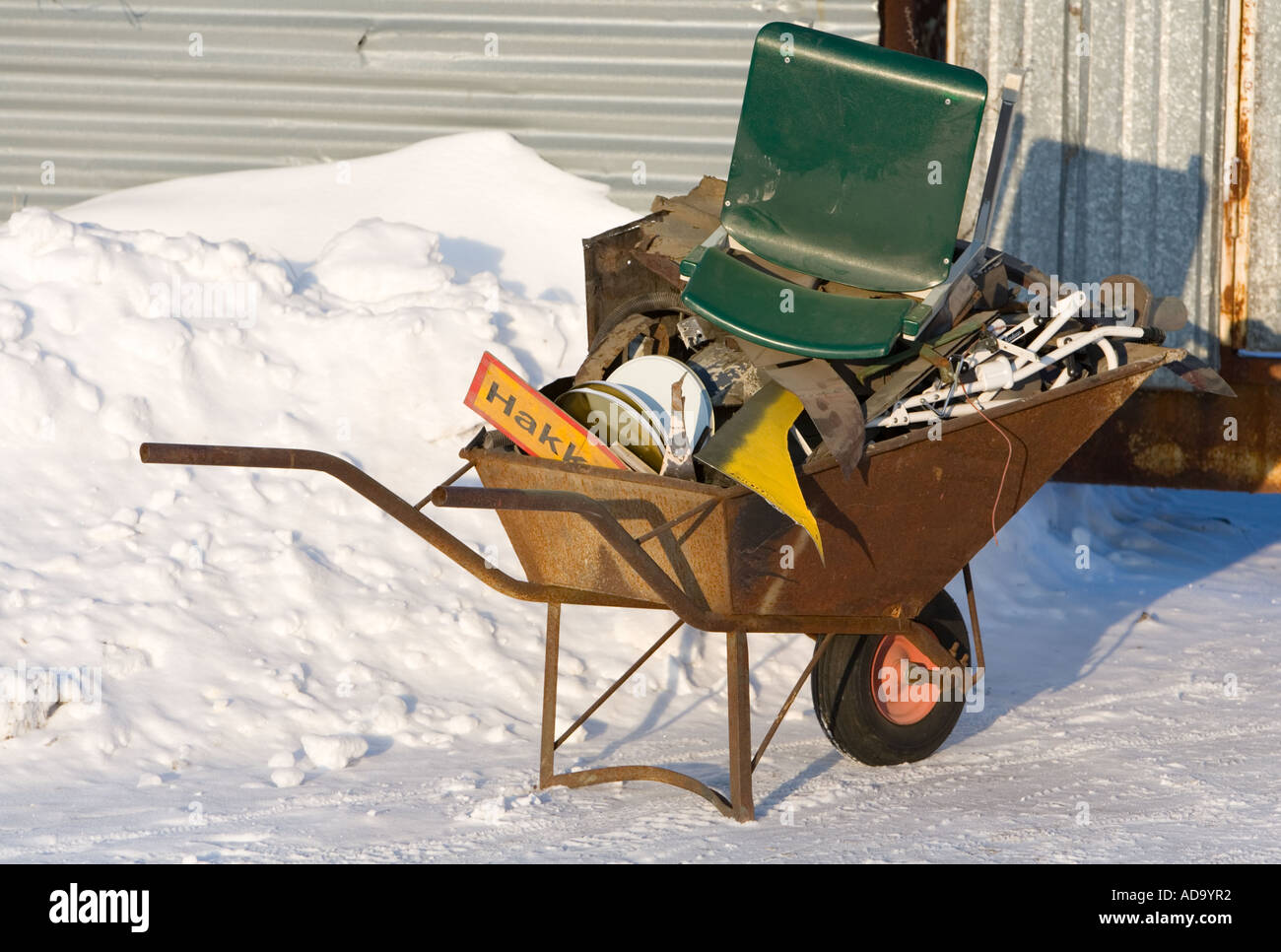 Vecchia carriola arrugginita piena di detriti metallici destinati al riciclaggio , Finlandia Foto Stock