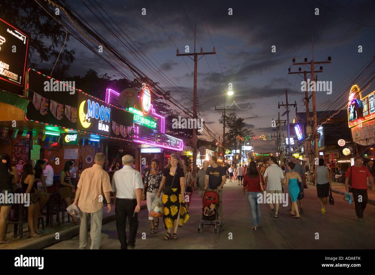 Bang La Strada in tarda serata bar del distretto Patong Beach Ao Patong Hat Patong Phuket Thailandia un anno dopo lo tsunami Foto Stock