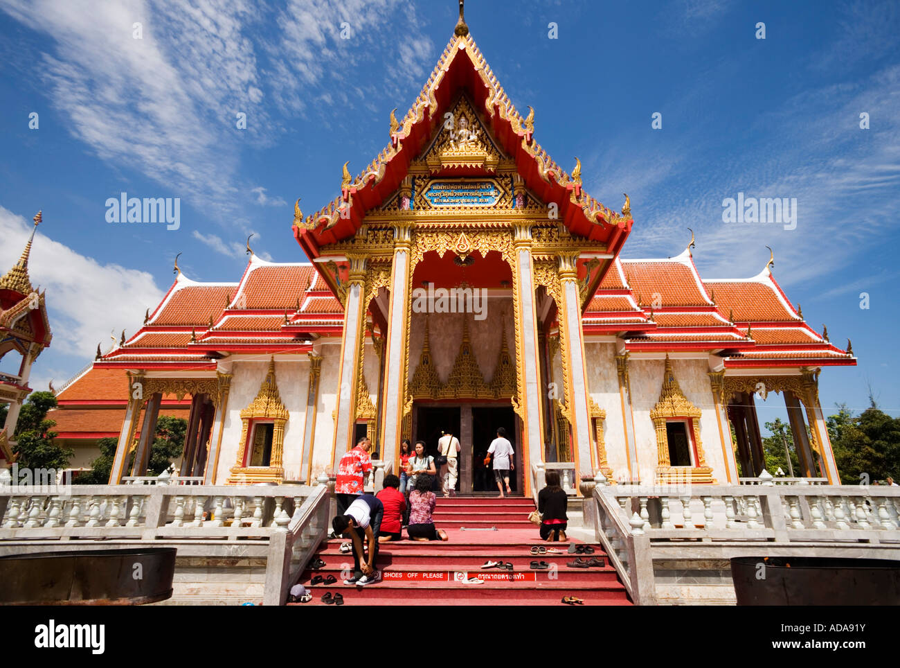 Le persone che visitano Ubosot Wat Chalong Phuket Thailandia Foto Stock