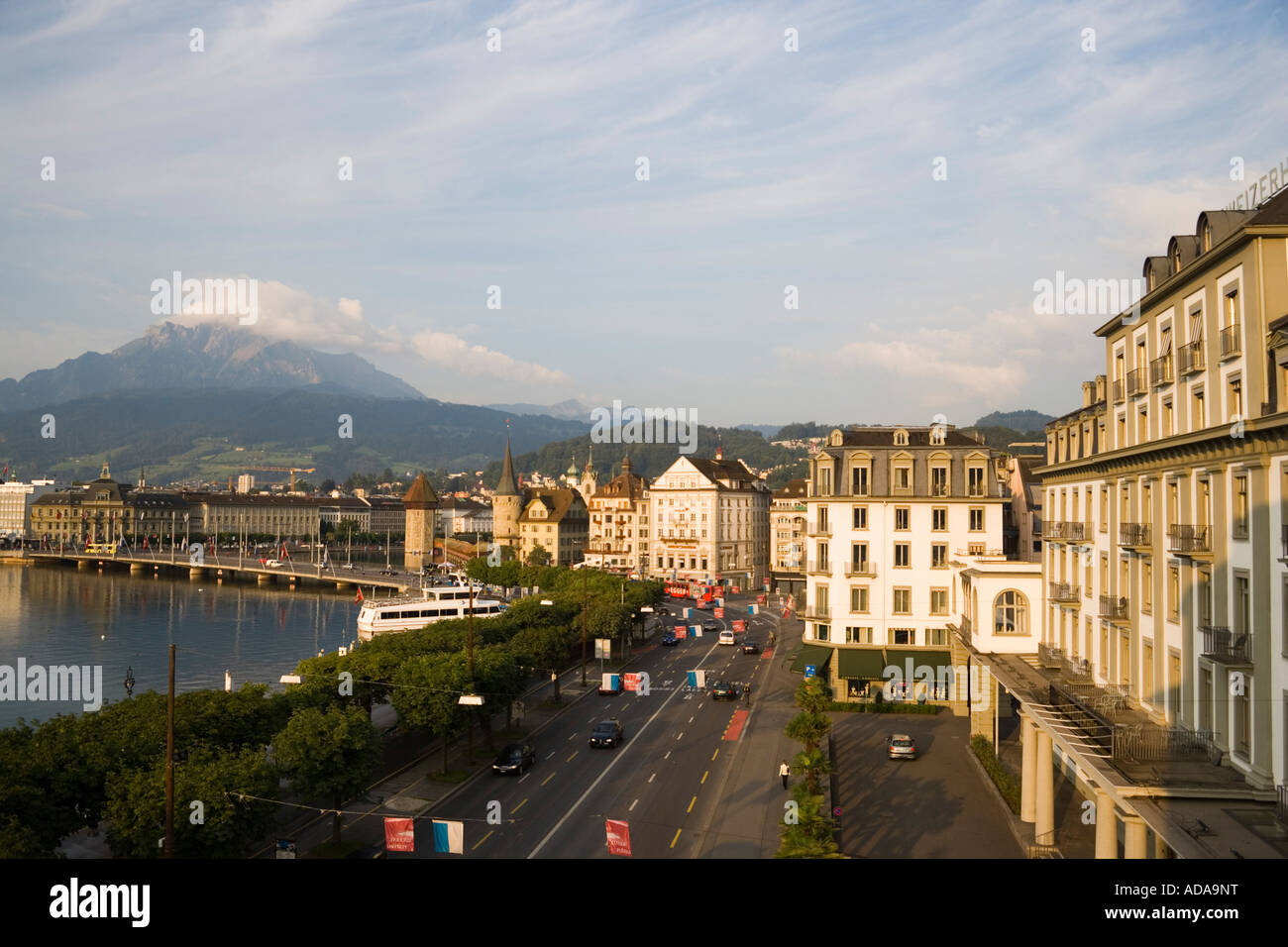 Vista lungo Hotel Schweizerhof Luzern Vederebr cke e Wasserturm a montagne sullo sfondo Lucerna Cantone Lucerna svizzera Foto Stock