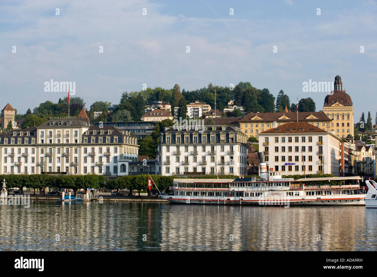 Vista sul Lago di Lucerna con ristorante galleggiante Wilhelm Tell a Hotel Schweizerhof Lucerna svizzera Foto Stock