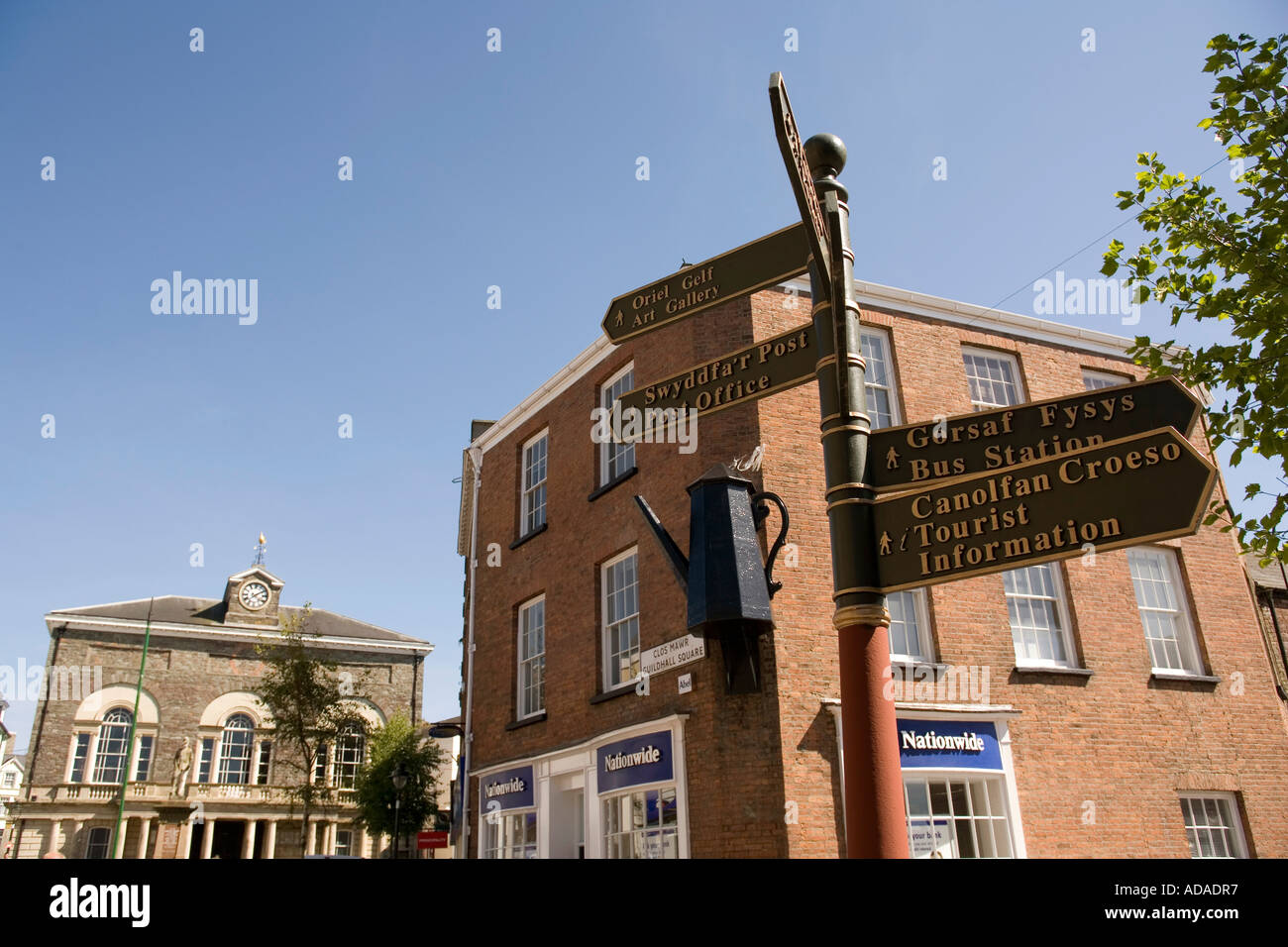 Carmarthenshire Galles Carmarthen Gate scuro indicazioni turistiche e del POT del caffè Foto Stock