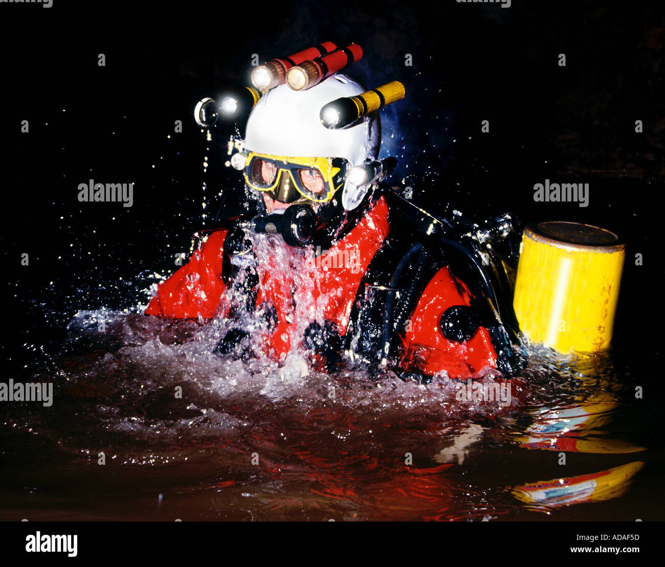 Grotta diver affiorante dal dive REGNO UNITO Foto Stock